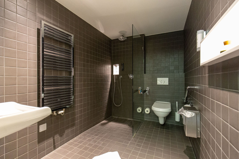 Bathroom 4, Hyve Hotel Basel - Hostel, Basel