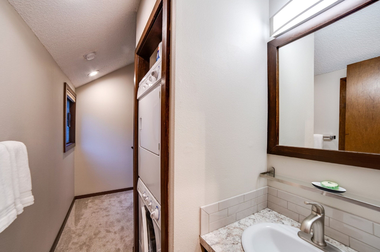 Bathroom, 68SW - Fireplace - Washer/Dryer - Dishwasher- Sleeps 4, Whatcom