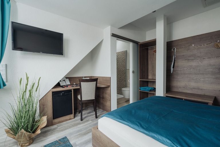 Bedroom 2, Hotel & Restaurant Hessischer Hof, Offenbach