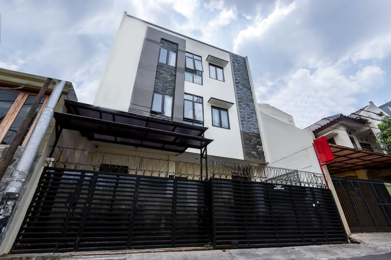 Exterior & Views 1, OYO 1598 Feby Inn Near RS Gandaria, South Jakarta