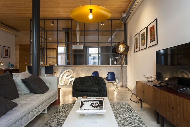 JOIVY Design heaven in Baixa - 2BR Apt w/workspace, Lisboa