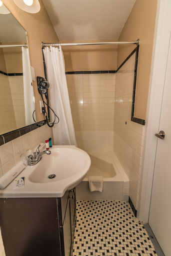 Bathroom 3, Howard Johnson by Wyndham Acton, Middlesex