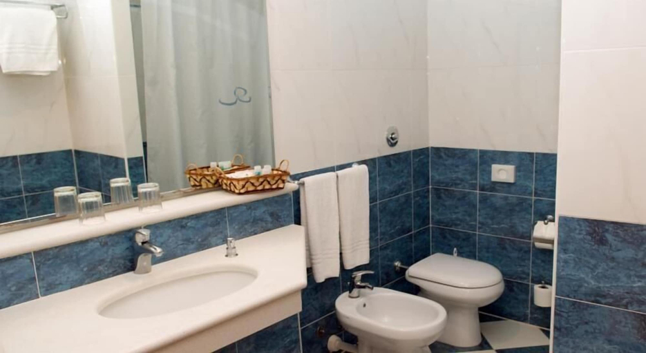 Bathroom 5, LABRANDA Rocca Nettuno Tropea, Vibo Valentia