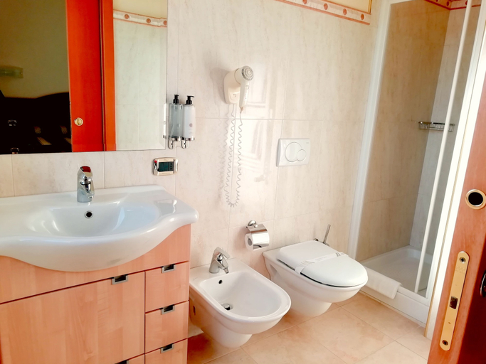 Bathroom 4, Hotel Concorde, Teramo