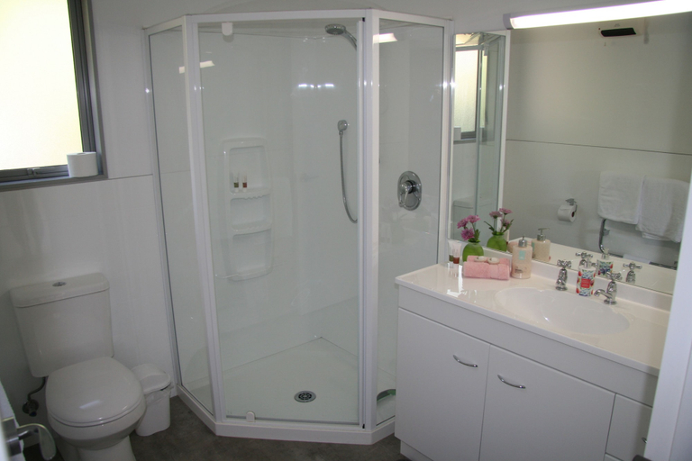 Bathroom, Mapleview Cottage, Mackenzie