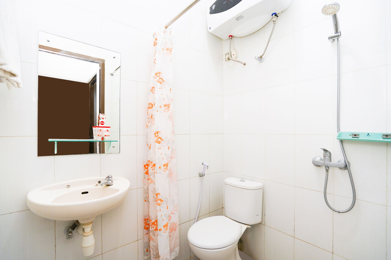 Bathroom 3, OYO 450 Semampir Residence, Surabaya