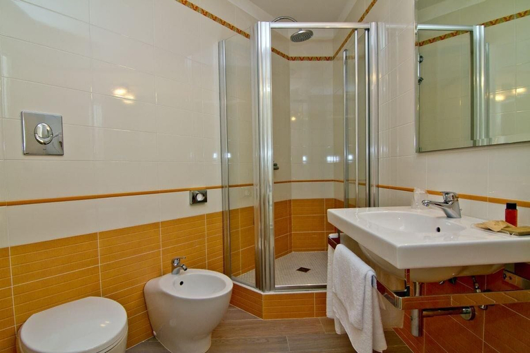 Bathroom 5, B&B Galileo, Cosenza