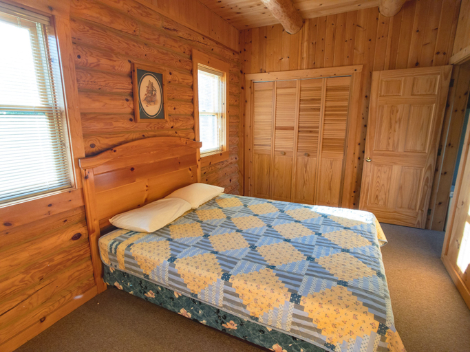 Bedroom 2, Deer Ridge Resort, Lake