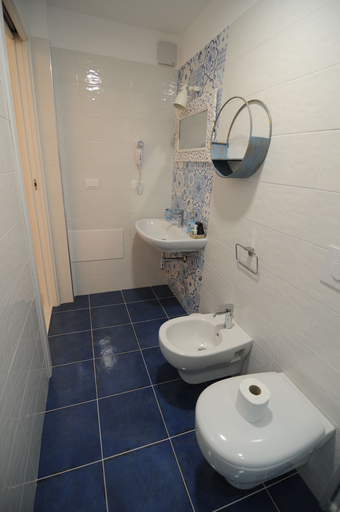Bathroom 5, QuattroCuori Boutique Hotel & Spa, Syracuse