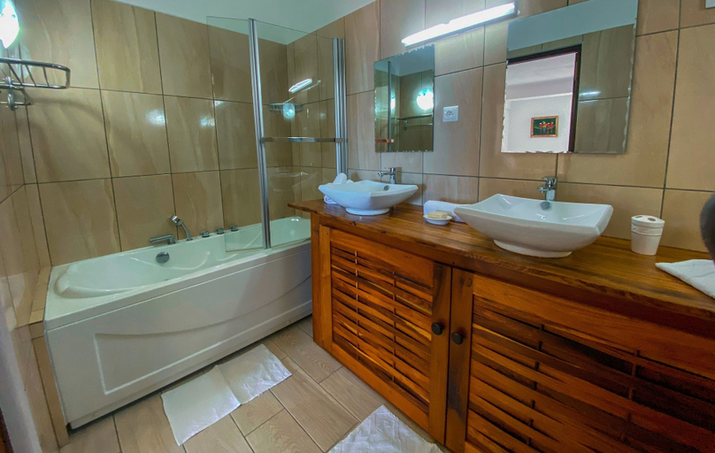 Bathroom 5, Orangea Beach Resort, Diana