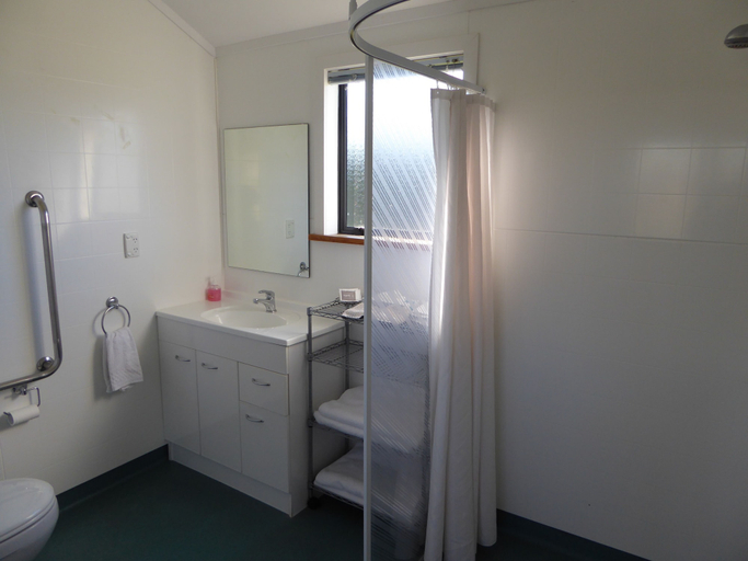 Bathroom 5, Cottages on St Andrews, Hastings city