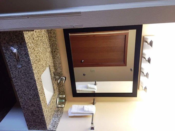 Bathroom 4, Super 8 By Wyndham Sturtevant/Racine, Racine