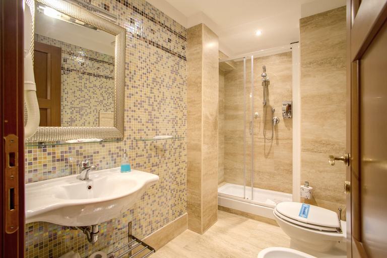 Bathroom 4, Aurelius Art Gallery Hotel, Rome