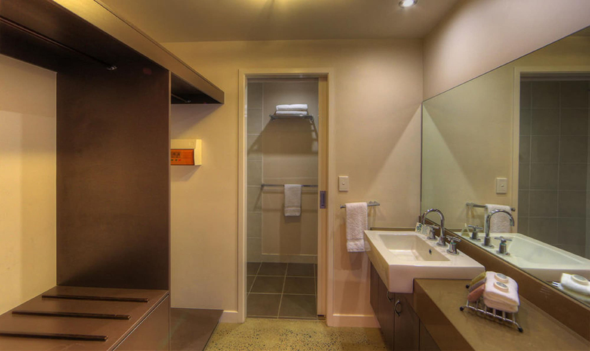 Bathroom 4, Sovereign Resort Hotel, Cook
