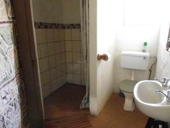 Bathroom 4, Kruger Inn Backpackers, Ehlanzeni