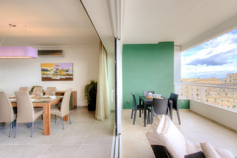 Food & Drinks 5, Seafront Luxury Apartment, Pool and Great Location