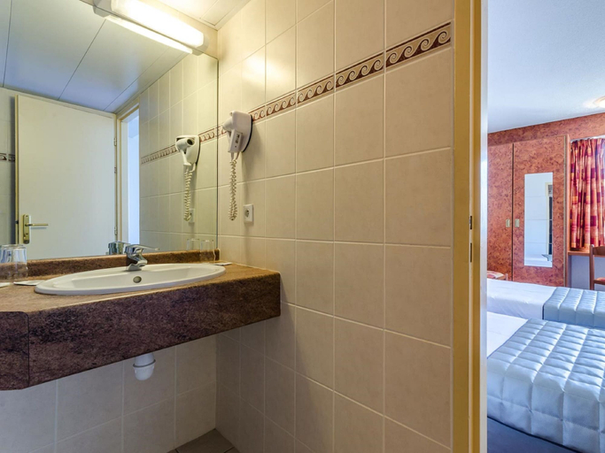 Bathroom 5, Hotel Agena, Hautes-Pyrénées