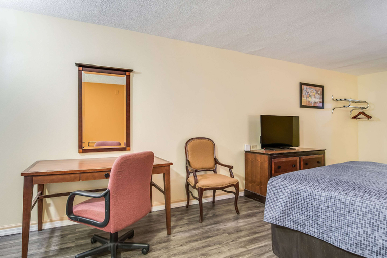 Bedroom 3, Econo Lodge At Six Flags, Cobb
