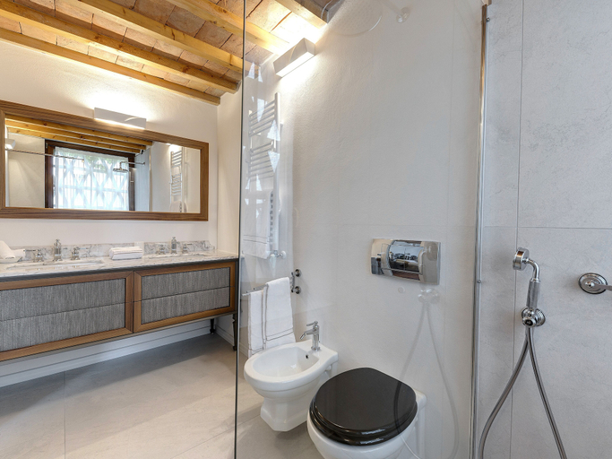 Bathroom 4, Terre di Baccio, Florence