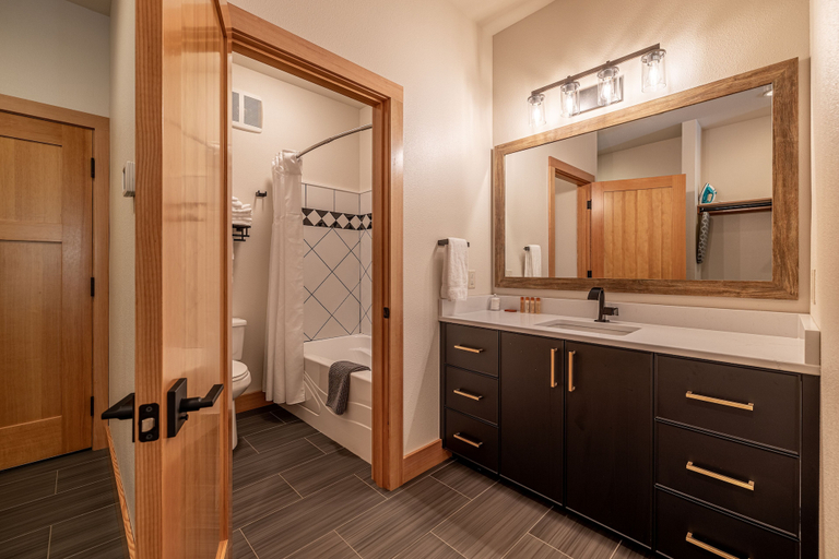 Bathroom 4, Alpen Dorf Pension, Chelan