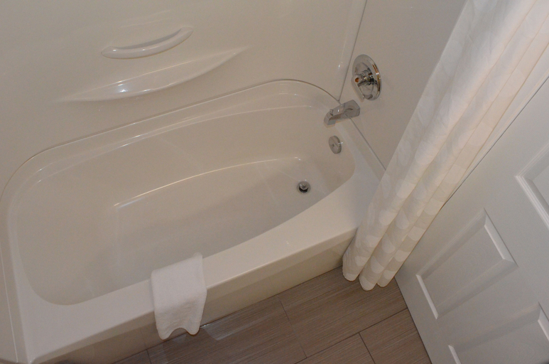 Bathroom 4, Econo Lodge Inn & Suites Medicine Hat Highway 1, Division No. 1