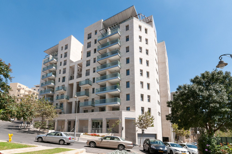 Exterior & Views, Full Option 9 People Central Location
