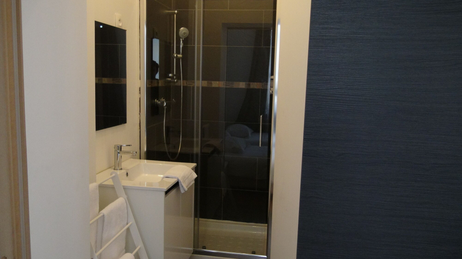 Bathroom 4, Nationale AppartHotel, Nord