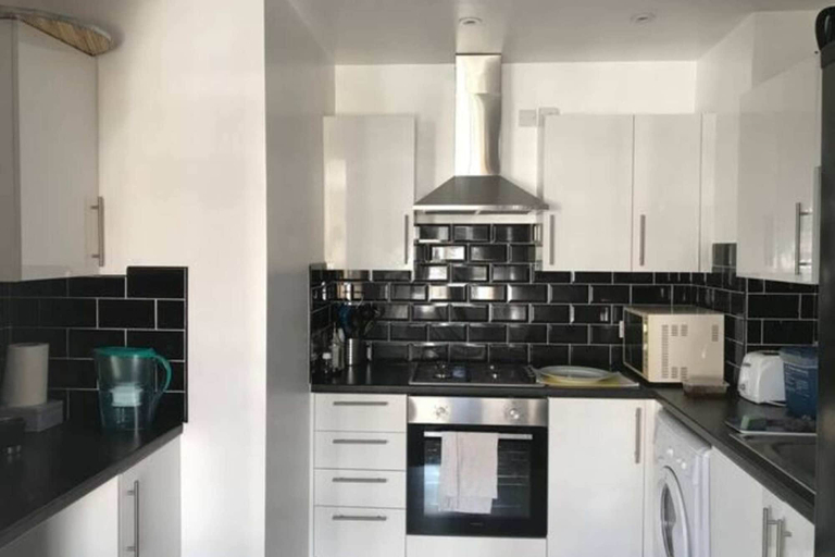 Others 3, Lovely Victorian Flat for 6 in Stoke Newington, London