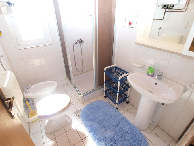Bathroom 3, Apartment 1437, Marčana