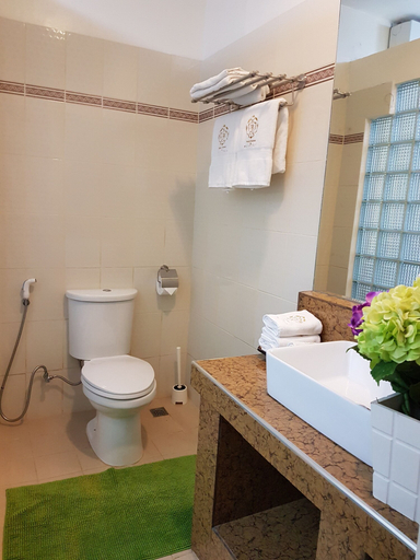 Bathroom 5, CML Beach Resort & Water Park, Lemery