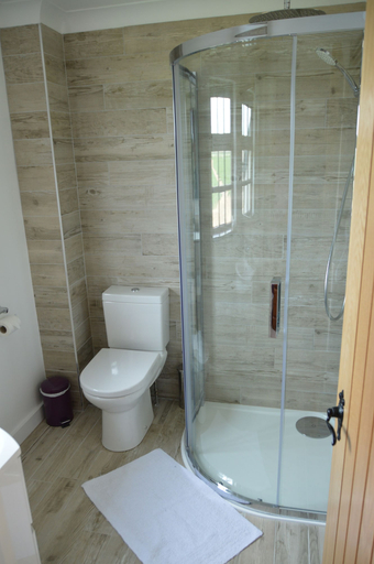 Bathroom 3, Trendrennen Farm B&B, Cornwall