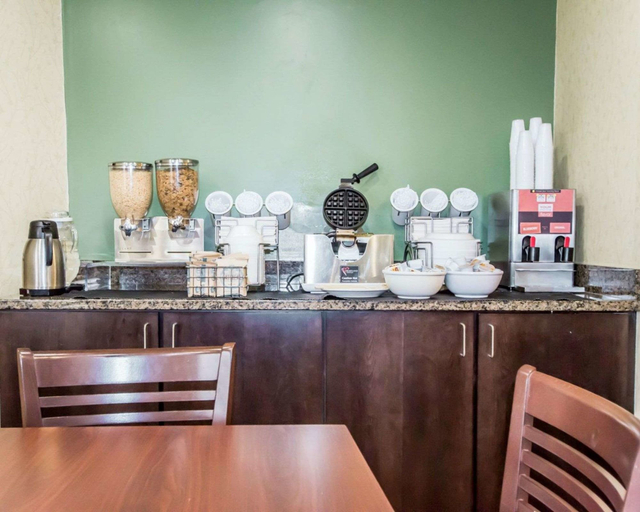 Food & Drinks 5, BLANKENBAKER INN by IHG, Jefferson