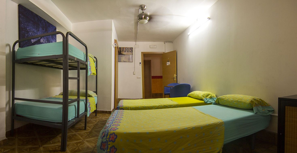 Bedroom 3, Go BCN Hi Sants - Hostel, Barcelona