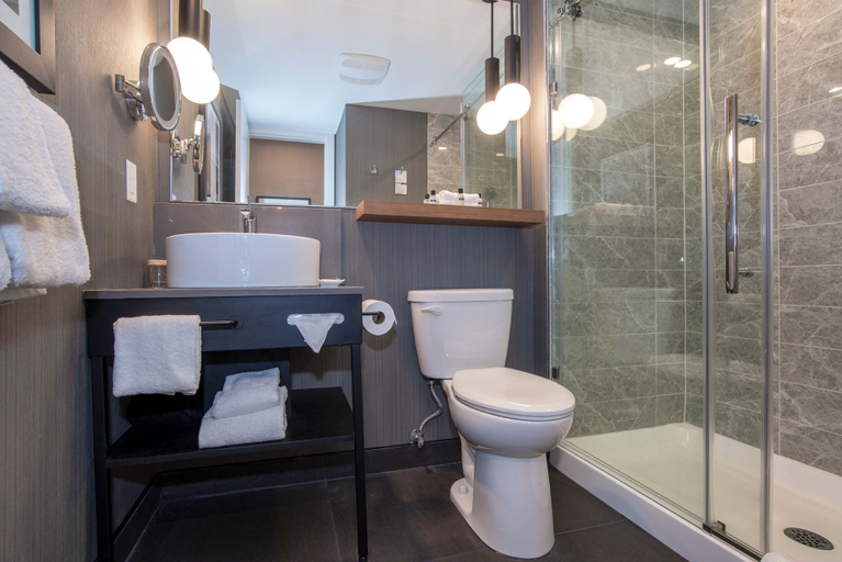 Bathroom 4, Sandman Hotel Hamilton, Hamilton