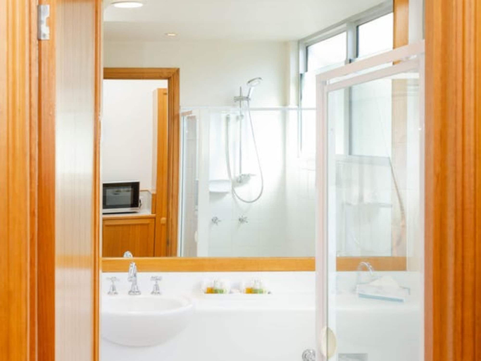Bathroom 5, Airport International Hotel Brisbane, Hamilton
