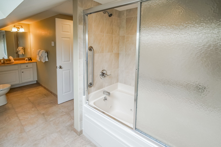 Bathroom 4, Tanglwood Resort, Pike