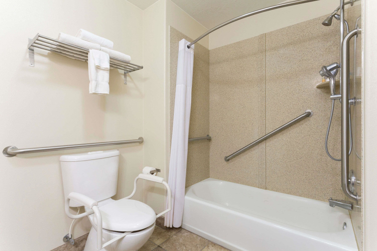 Bathroom 5, Days Inn by Wyndham Beaver, Beaver