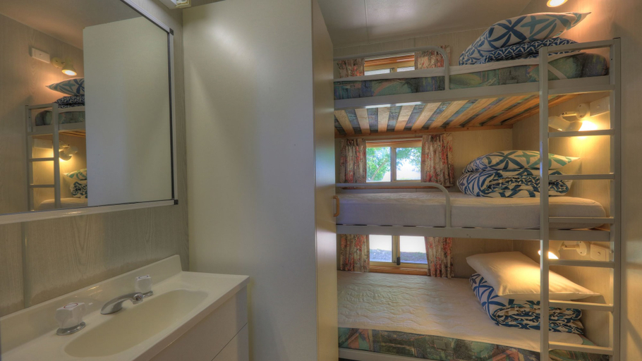 Bathroom 4, Colac Colac Caravan Park, Towong - Pt B