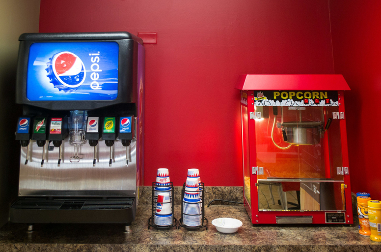 Food & Drinks 5, Super 8 by Wyndham Sandusky, Erie