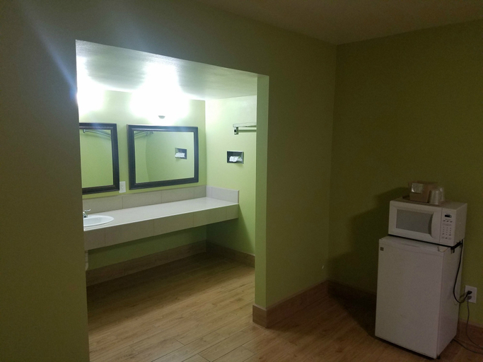 Bathroom 2, Frontier Motel, Chaves