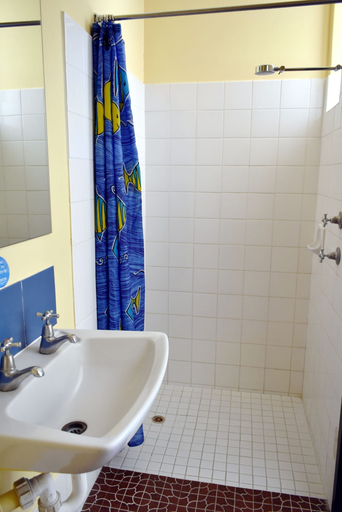 Bathroom 5, Billabong Backpackers Resort, Perth