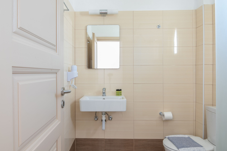 Bathroom 5, Adamastos, South Aegean