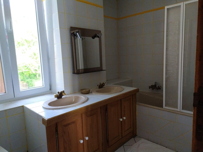 Bathroom 5, Moulin de Pont Ru, Val-d'Oise