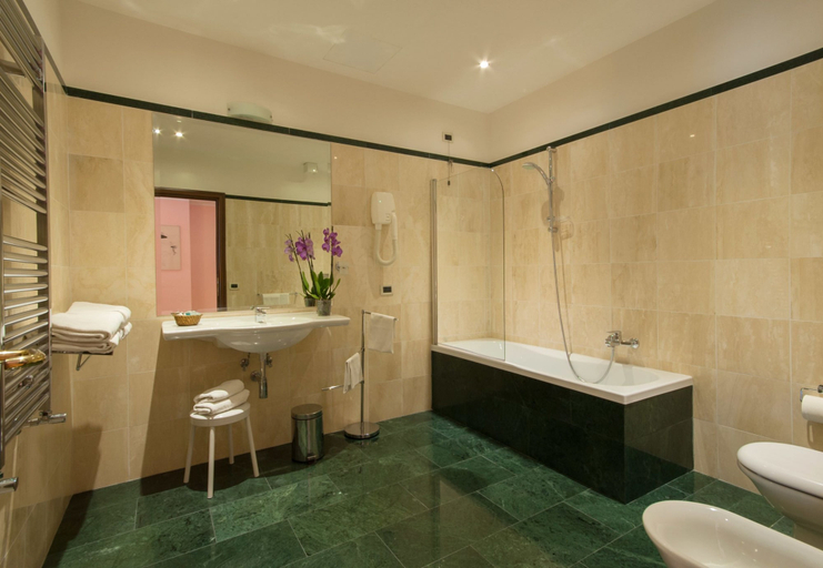 Bathroom 4, Hotel La Pergola, Rome