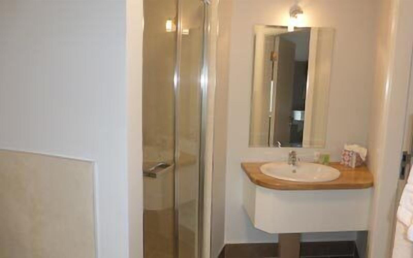 Bathroom 3, Ryan's Hotel