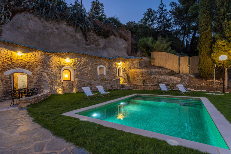 Traditional Cave House With Swimming Pool Near to City Center. Cueva del Cadí, Granada