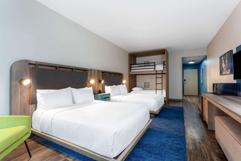 Bedroom 4, TRYP by Wyndham Orlando, Orange