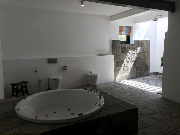 Bathroom 5, Buckingham Place, Tangalle
