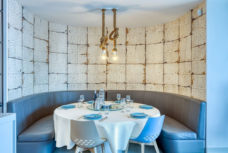 Food & Drinks, Superb Seafront Family Apartment