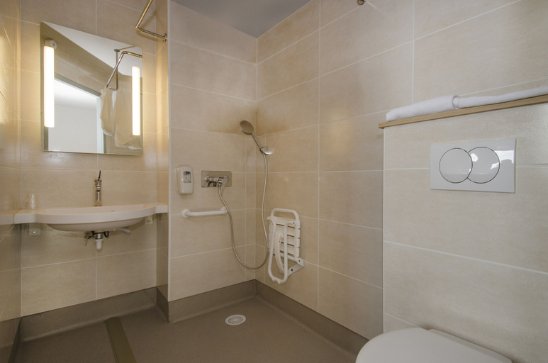 Bathroom 4, B&B HOTEL MONTARGIS, Loiret